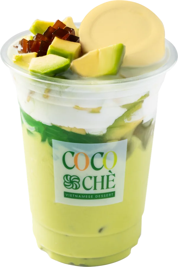 Ly Chè Bơ mang đi của Cocochè, lớp bơ xanh béo mịn và nước cốt dừa, phủ bơ cắt miếng, thạch sẫm màu cắt vuông và một miếng màu vàng