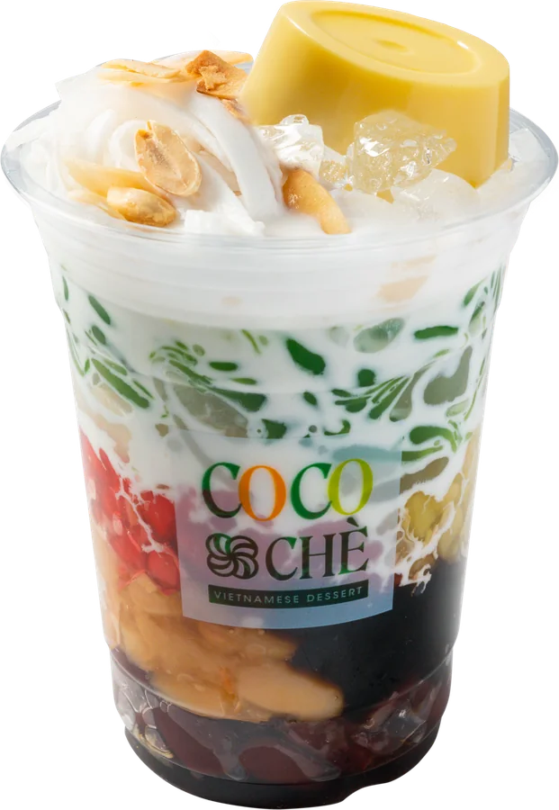 Ly Chè Đặc Biệt mang đi của Cocochè, nhiều lớp đậu và bánh lọt lá dứa xanh trong nước cốt dừa, phủ đá bào, đậu phộng rang và một miếng vuông vàng óng